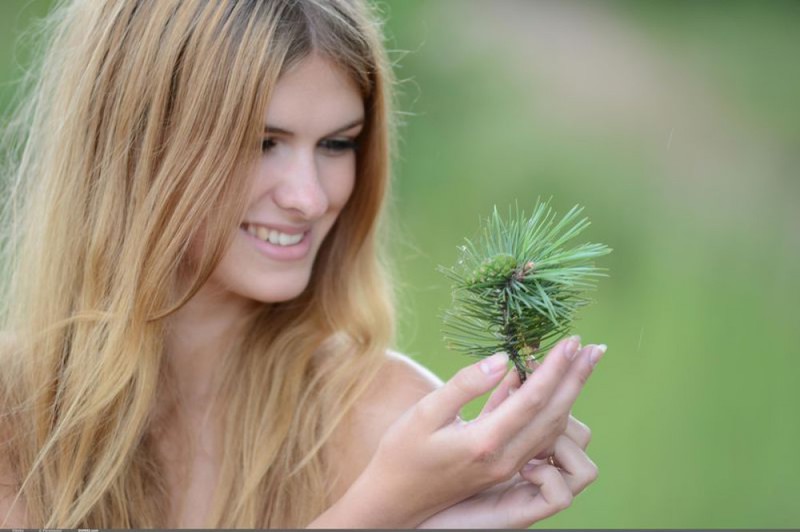 Фигуристая блондинка сняла белые трусики на пляже у дерева 24 фотография