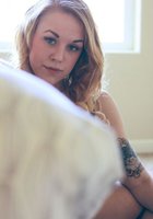 Красотка с татуировками и стройным телом позирует 2 фото Красотка с татуировками и стройным телом позирует 2 фото