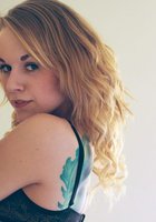 Красотка с татуировками и стройным телом позирует 12 фото Красотка с татуировками и стройным телом позирует 12 фото