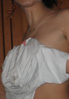 Брюнетка в трусиках показывает у шкафа сиськи 3 фото Брюнетка в трусиках показывает у шкафа сиськи 3 фото