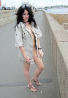 Брюнетка стоит на фоне реки раздетой 8 фото Брюнетка стоит на фоне реки раздетой 8 фото