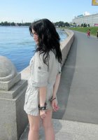 Брюнетка стоит на фоне реки раздетой 6 фото Брюнетка стоит на фоне реки раздетой 6 фото