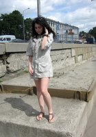 Брюнетка стоит на фоне реки раздетой 9 фото Брюнетка стоит на фоне реки раздетой 9 фото