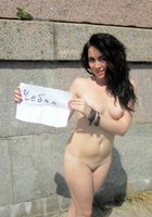 Брюнетка стоит на фоне реки раздетой 20 фото Брюнетка стоит на фоне реки раздетой 20 фото