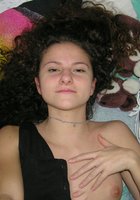 Милашка красуется голой и получает член между ног 5 фото