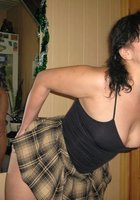 Брюнетка показала вагину и грудь, не снимая одежду 17 фото Брюнетка показала вагину и грудь, не снимая одежду 17 фото