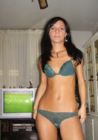 Очень загорелая брюнетка в квартире светит небритой пилоткой 1 фото Очень загорелая брюнетка в квартире светит небритой пилоткой 1 фото