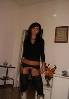 Очень загорелая брюнетка в квартире светит небритой пилоткой 15 фото Очень загорелая брюнетка в квартире светит небритой пилоткой 15 фото