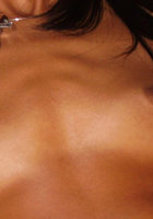 Очень загорелая брюнетка в квартире светит небритой пилоткой 7 фото Очень загорелая брюнетка в квартире светит небритой пилоткой 7 фото