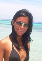 Очень загорелая брюнетка в квартире светит небритой пилоткой 2 фото Очень загорелая брюнетка в квартире светит небритой пилоткой 2 фото