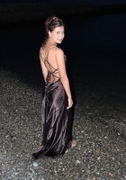 Модель гуляет в разных нарядах на берегу 2 фото Модель гуляет в разных нарядах на берегу 2 фото