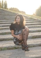 Модель гуляет в разных нарядах на берегу 7 фото Модель гуляет в разных нарядах на берегу 7 фото