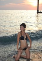 Модель гуляет в разных нарядах на берегу 16 фото Модель гуляет в разных нарядах на берегу 16 фото