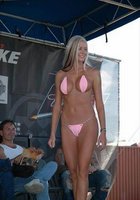 Брюнеточка делает селфи полуголой 1 фото Брюнеточка делает селфи полуголой 1 фото