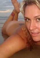 Подруга создает эротические снимки для своего любовника 10 фото Подруга создает эротические снимки для своего любовника 10 фото