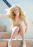 Блондинка изгаляется с фалоимитатором на лестнице, и без него 5 фото Блондинка изгаляется с фалоимитатором на лестнице, и без него 5 фото