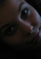 Дама после шалостей стоит в красном платье, собрав волосы 1 фото Дама после шалостей стоит в красном платье, собрав волосы 1 фото