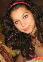 Дама после шалостей стоит в красном платье, собрав волосы 3 фото Дама после шалостей стоит в красном платье, собрав волосы 3 фото