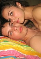 Дама после шалостей стоит в красном платье, собрав волосы 8 фото Дама после шалостей стоит в красном платье, собрав волосы 8 фото