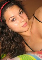 Дама после шалостей стоит в красном платье, собрав волосы 4 фото Дама после шалостей стоит в красном платье, собрав волосы 4 фото