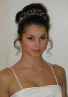 Дама после шалостей стоит в красном платье, собрав волосы 11 фото Дама после шалостей стоит в красном платье, собрав волосы 11 фото