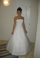 Дама после шалостей стоит в красном платье, собрав волосы 12 фото Дама после шалостей стоит в красном платье, собрав волосы 12 фото