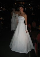 Дама после шалостей стоит в красном платье, собрав волосы 13 фото Дама после шалостей стоит в красном платье, собрав волосы 13 фото