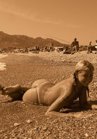 Любовница принимает различные позы на берегу реки 9 фото Любовница принимает различные позы на берегу реки 9 фото