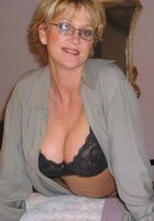 Миловидная мамка показывает большие сиськи с пирсингом на сосках 19 фото Миловидная мамка показывает большие сиськи с пирсингом на сосках 19 фото