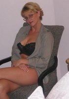 Миловидная мамка показывает большие сиськи с пирсингом на сосках 15 фото Миловидная мамка показывает большие сиськи с пирсингом на сосках 15 фото