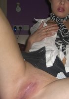 Брюнетка фотографирует себя на телефон, обнажая вульву 6 фото Брюнетка фотографирует себя на телефон, обнажая вульву 6 фото