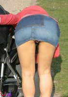 Брюнетка задрала майку и показала сиськи в парке 2 фото Брюнетка задрала майку и показала сиськи в парке 2 фото