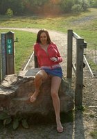 Брюнетка задрала майку и показала сиськи в парке 16 фото Брюнетка задрала майку и показала сиськи в парке 16 фото