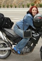 Баба показывает пилотку где ей вздумается 2 фото Баба показывает пилотку где ей вздумается 2 фото