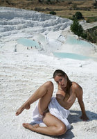 Нежная девица гуляет в белом сарафане на природе 8 фото Нежная девица гуляет в белом сарафане на природе 8 фото