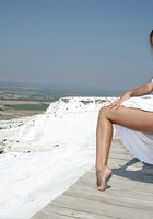 Нежная девица гуляет в белом сарафане на природе 6 фото Нежная девица гуляет в белом сарафане на природе 6 фото