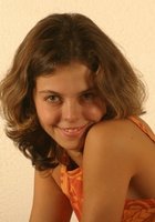 Темноволосая развратница раздевается на полу 1 фото Темноволосая развратница раздевается на полу 1 фото