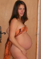 Беременная демонстрирует свой живот и сиськи 21 фото