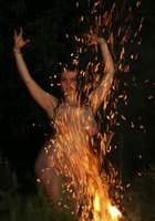 Пышка танцует возле костра 15 фото Пышка танцует возле костра 15 фото
