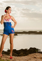 Гламурная мама раздевается на камнях и плещется на берегу 2 фото Гламурная мама раздевается на камнях и плещется на берегу 2 фото