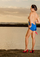 Гламурная мама раздевается на камнях и плещется на берегу 9 фото Гламурная мама раздевается на камнях и плещется на берегу 9 фото