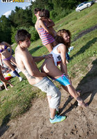 Пьяные студенты занимаются групповым сексом на травке 9 фото Пьяные студенты занимаются групповым сексом на травке 9 фото