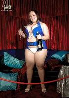 Пышка с отличными дойками раздевается перед камерой 1 фото Пышка с отличными дойками раздевается перед камерой 1 фото