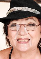 Молодой парень отодрал старуху в черной шляпе на диване 16 фото Молодой парень отодрал старуху в черной шляпе на диване 16 фото