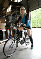 Белокурая телочка катаясь на велосипеде разделась догола 2 фото Белокурая телочка катаясь на велосипеде разделась догола 2 фото