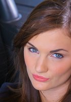 Красотка в дорогом авто показала маленькие сиськи 2 фото Красотка в дорогом авто показала маленькие сиськи 2 фото