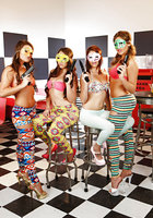 Стройные девки позируют в кафе голышом 1 фото Стройные девки позируют в кафе голышом 1 фото