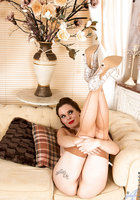 Накрашенная сучка раздевается на кресле 14 фото Накрашенная сучка раздевается на кресле 14 фото