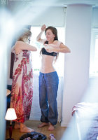 Две телочки переодеваются перед скрытой камерой 15 фото Две телочки переодеваются перед скрытой камерой 15 фото