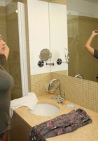 Грудастая брюнетка отправилась мыться в душ 1 фото Грудастая брюнетка отправилась мыться в душ 1 фото